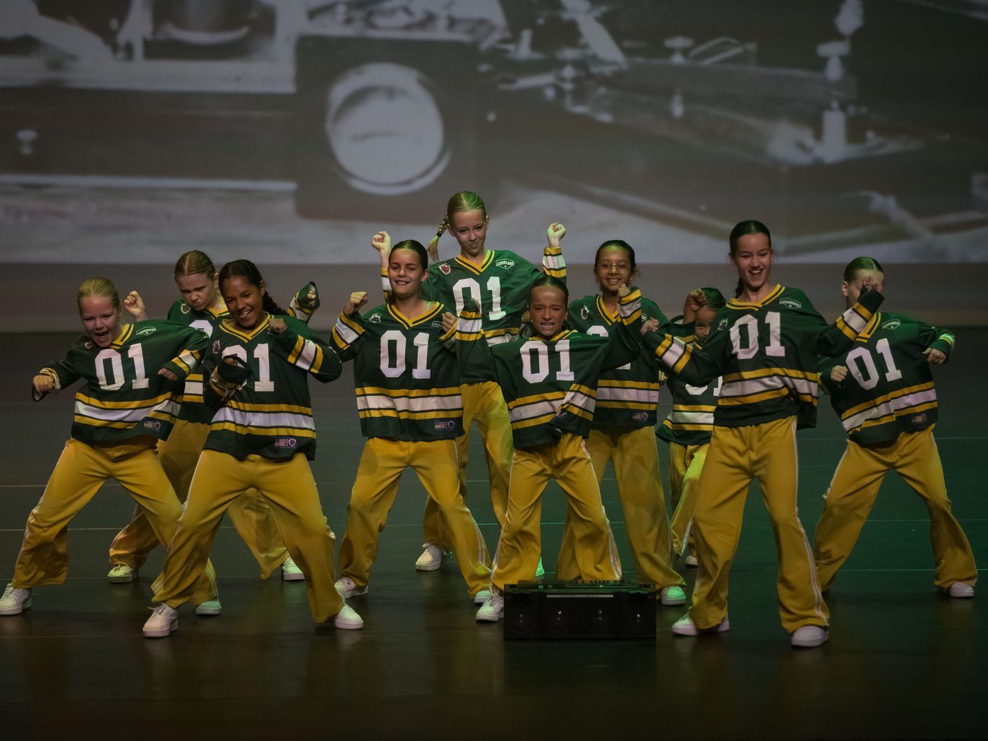 Een wedstrijdteam van Wendy's Dance Company op het podium
